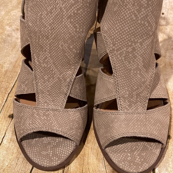Lucky Brand Lanita Feather Gray Open Toe Block Heel Leather Sandals NWOB - Picture 3 of 11